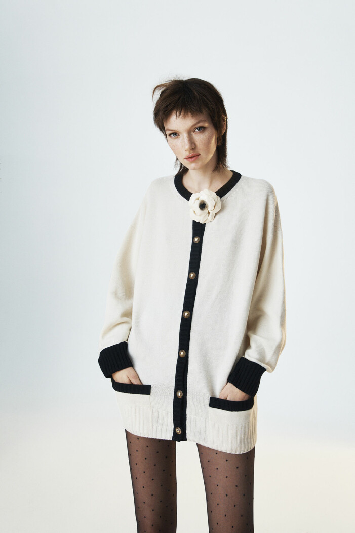 Kofta, 16 014 kr, Saint Laurent/MyTheresa. Strumpbyxor, 179 kr, Tag socks. Halsband som brosch, 4 476 kr, Saint Laurent. Modellen har på sig en kofta från Saint Laurent/MyTheresa