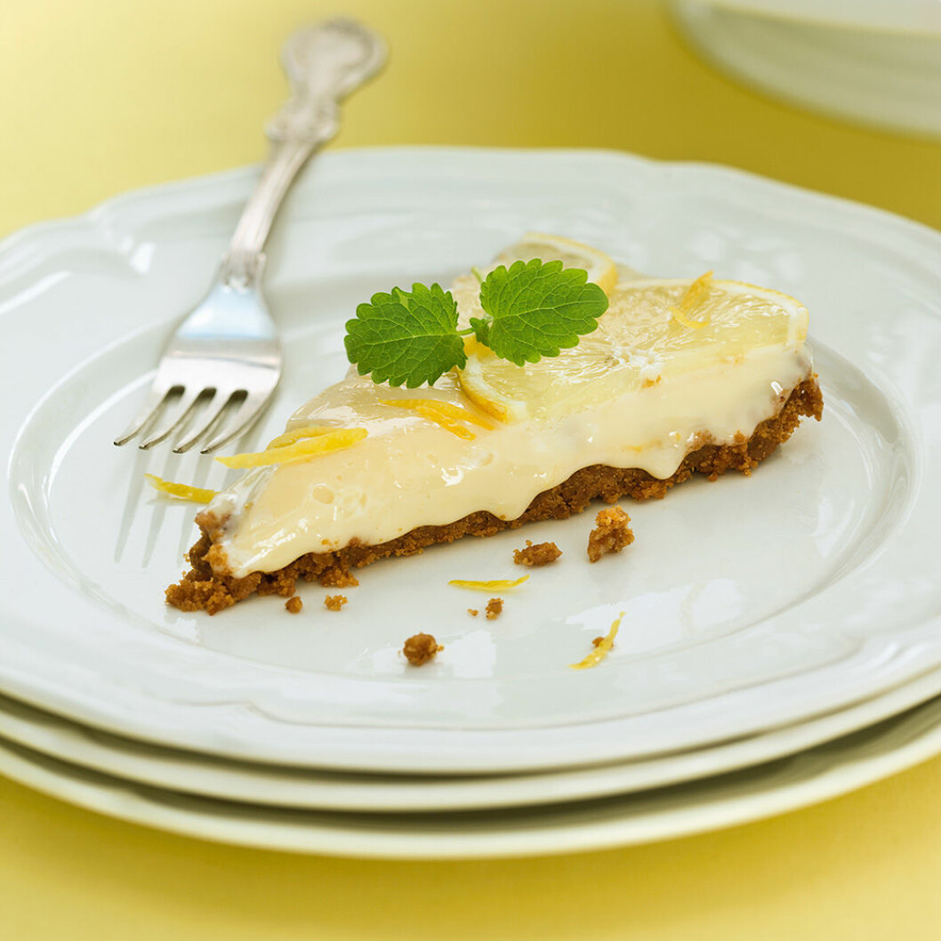 Lättbakad och solgul citronkaka med kondenserad mjölk. Lättbakad och solgul citronkaka med kondenserad mjölk.