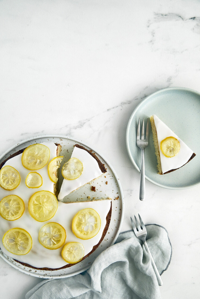 Bjud på en vacker citronkaka med frosting och karamelliserade citroner