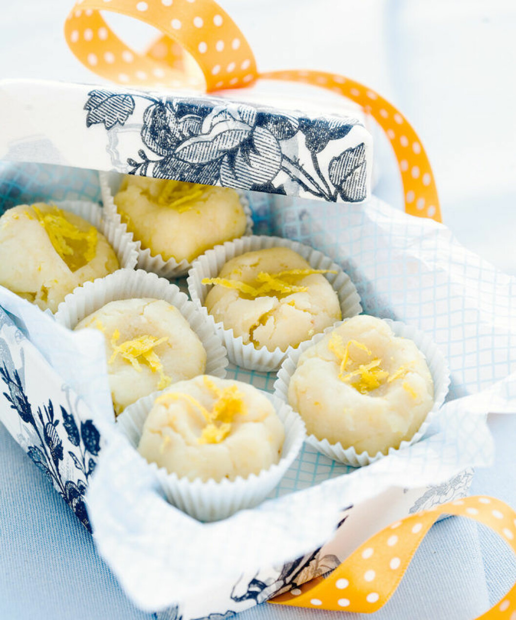 Citronkulor med marsipan och vit choklad.