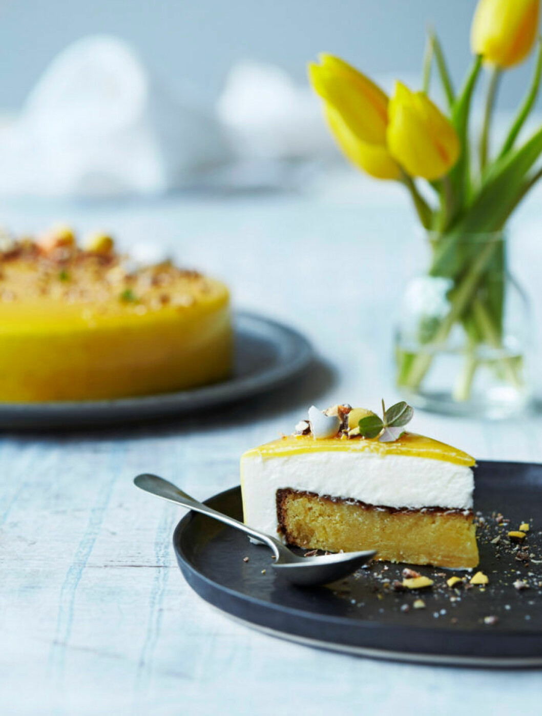 En bit av Citronmoussetårtan. Citronmoussetårta bit