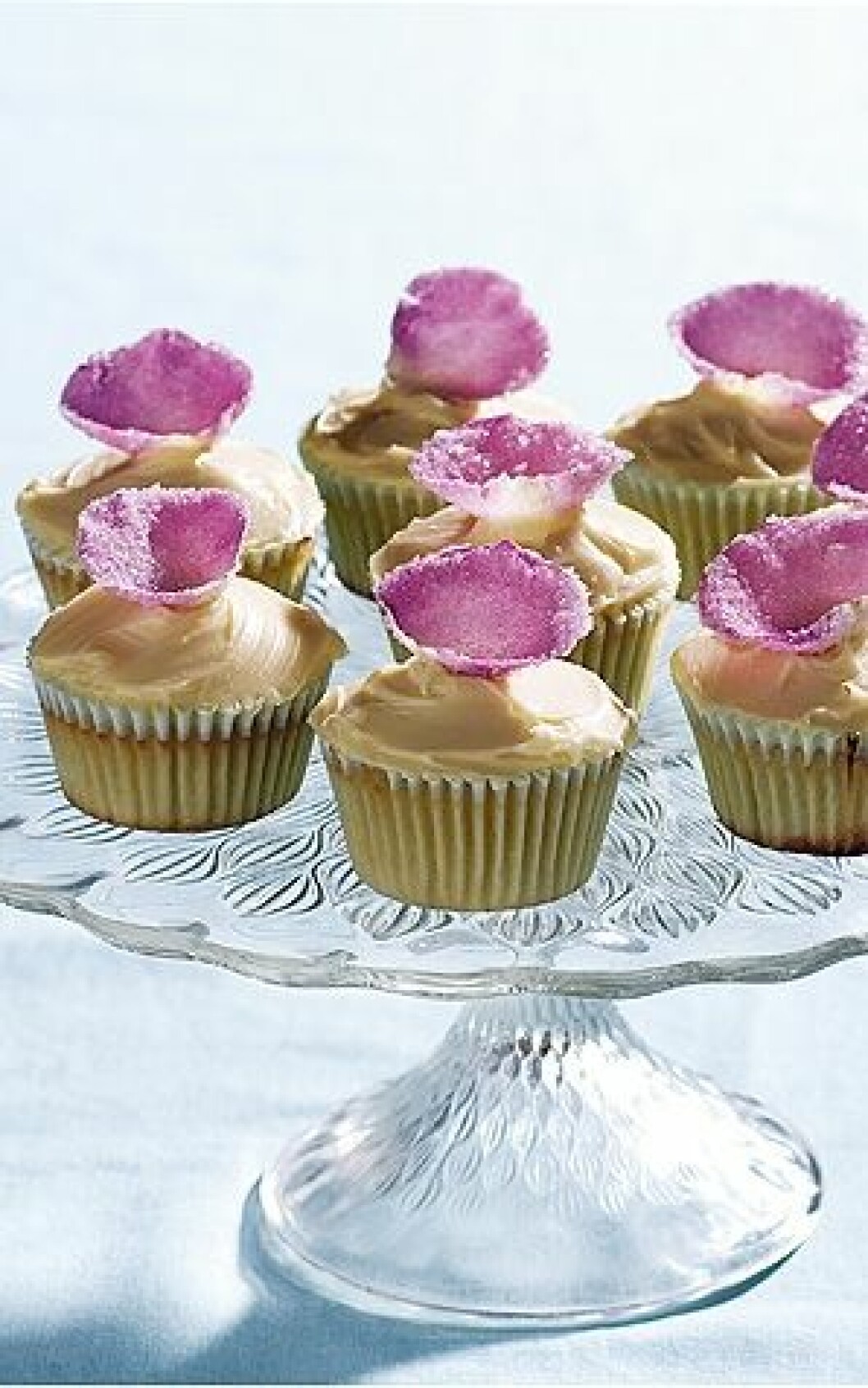 Citronmuffins med vit choklad & frostade rosenblad.