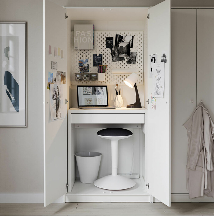 En variant på ”cloffice” – i litet format! Foto: Ikea | Syns i: <a target="_blank" href="https://www.elle.se/decoration/ikea-katalogen-2021-se-bilderna/4912705">Ikea-katalogen 2021 – se bilderna här</a> cloffice inspiration från ikea