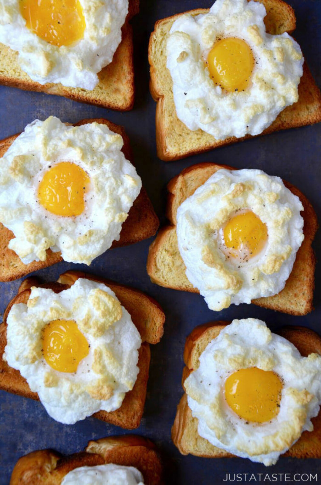 Foto och beskrivning: <a href="https://www.justataste.com/cloud-eggs-toast-recipe/" target="_blank" rel="noopener">Just a Taste</a>