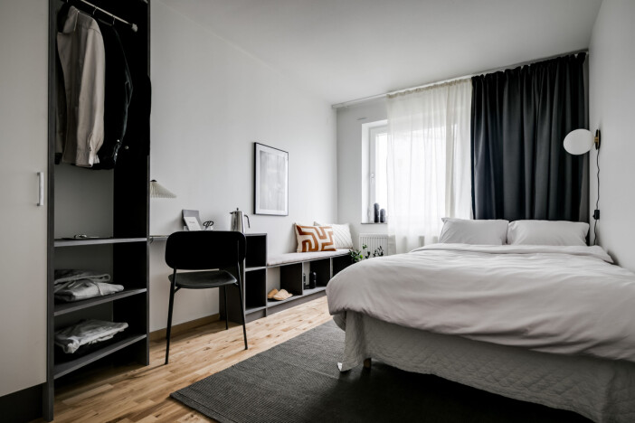 Ett av sovrummen i delningslägenheten i Solna. Foto: Henrik Nero sovrum i 20-30 co-living lägenhet