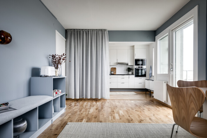 Vy mot köket som delas av de fem boende. Foto: Henrik Nero matplats och kök i delningslägenhet
