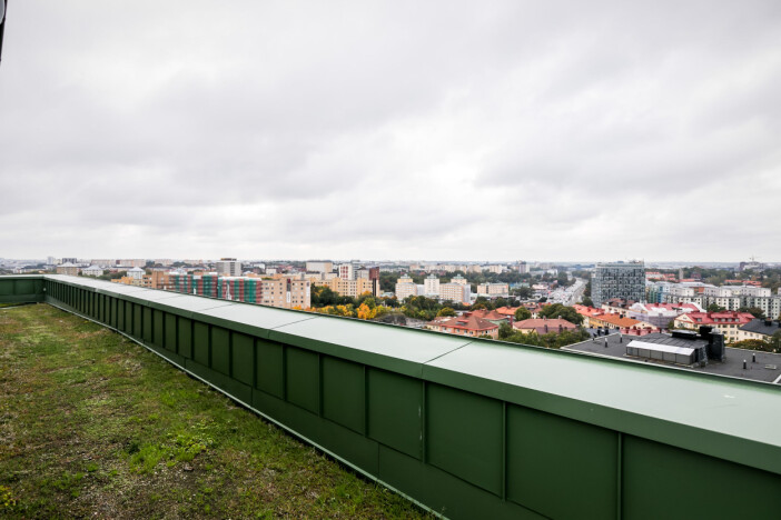 Terrassen med utsikt över Solna med omnejd. Foto: Henrik Nero takterrass i co-living konceptet i solna av 20–30