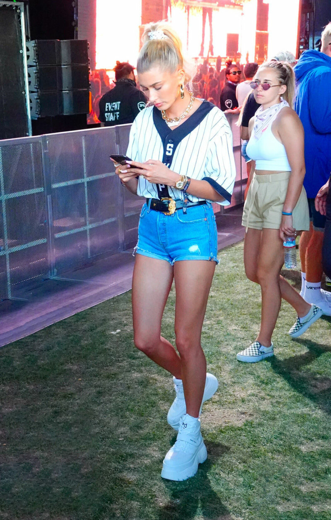 Hailey Baldwin valde en avslappnad stil med shorts, baseball-tröja och platåskor på Coachella. Foto: TT Hailey Baldwin på Coachella.