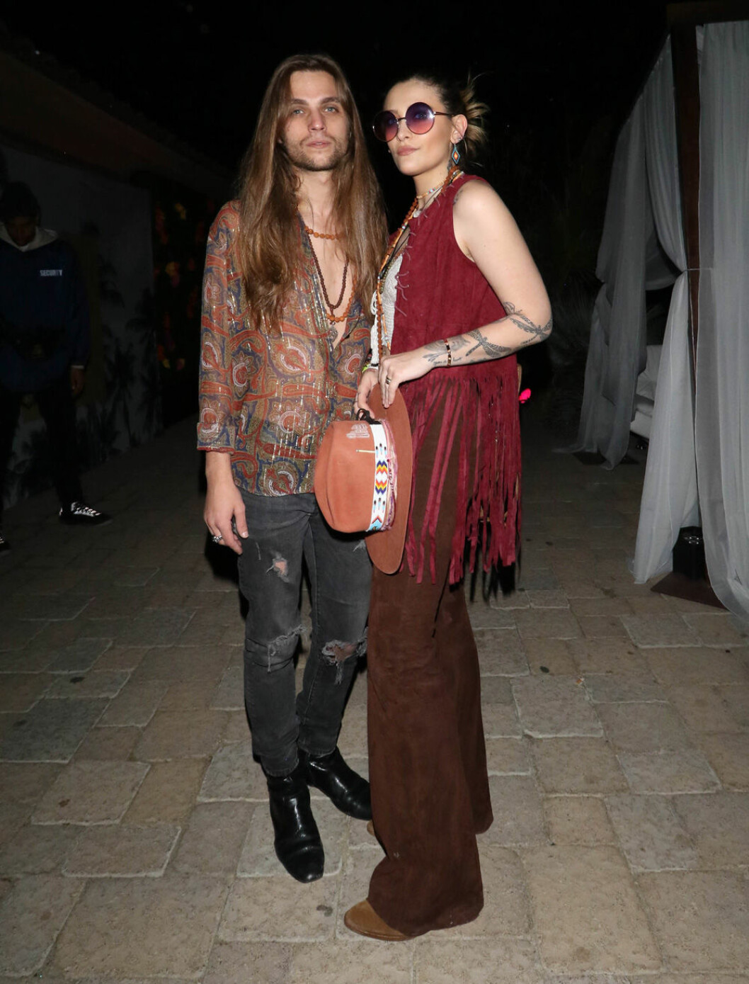 Michael Jacksons dotter, Paris Jackson, i sedvanlig bohemisk stil tillsammans med pojkvännen. Foto: RHTY/starmaxinc.com/REX Paris Jackson, streetstyle på Coachella 2019.