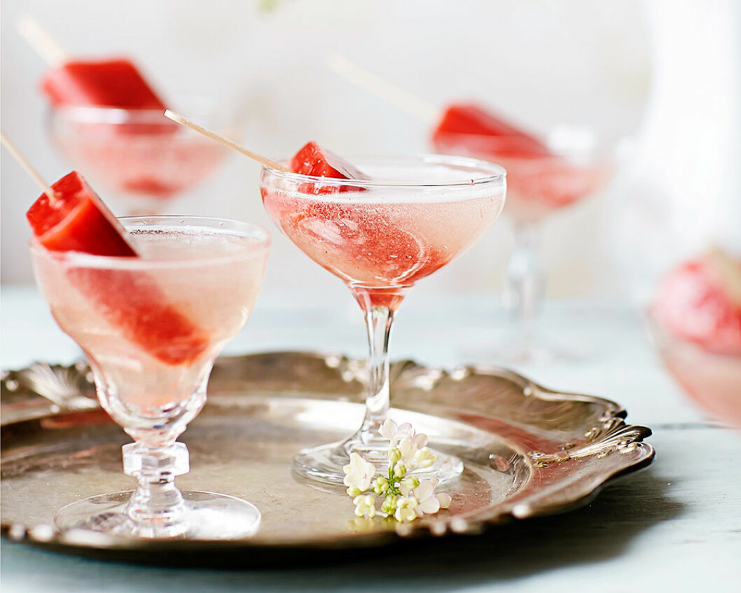 Isglass-bellini med rabarber och jordgubbar. Isglass-bellini med rabarber och jordgubbar.