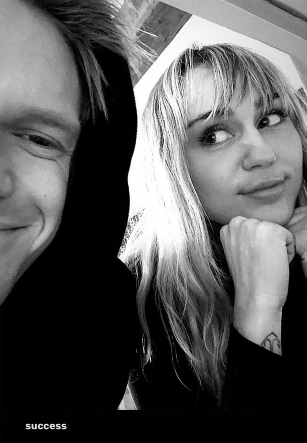Mileys nyblivna pojkvän Cody Simpson stöttar henne genom operationen. Cody och Miley