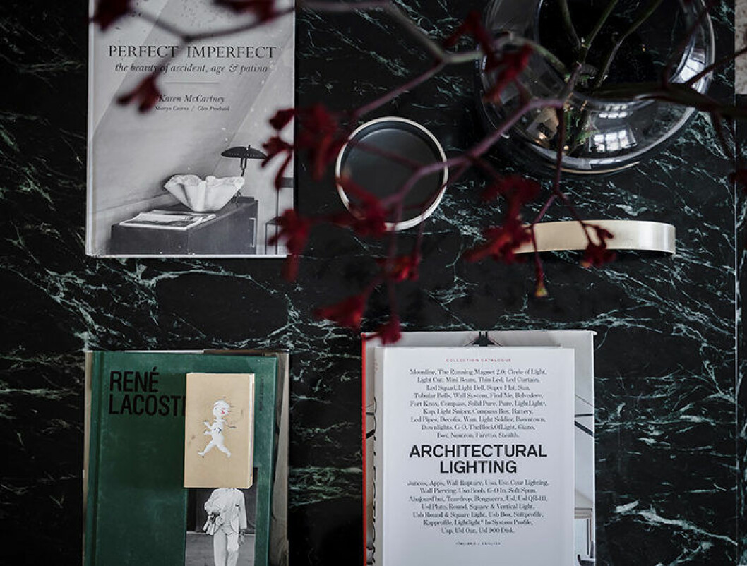 Coffee table-böcker är både snygga och användbara inredningsdetaljer. | Foto: Anders Bergstedt Styling: Elli Roshandel/Nouvel Interior för Entrance/mäklare: Erika Bergholm coffee table-böcker är en snygg inredningsdetalj