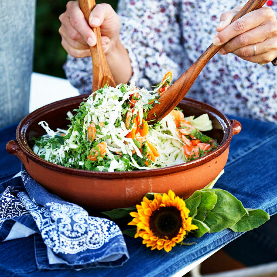 Krämig coleslaw med frisk citrondressing. Krämig coleslaw med frisk citrondressing.