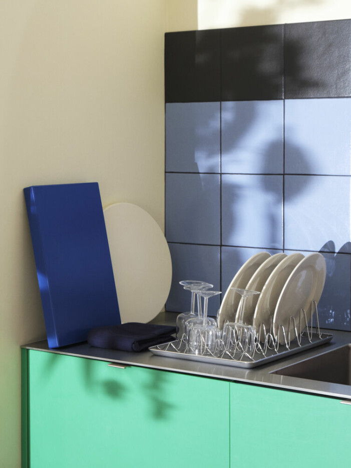 Color blocking är även ett välbeprövat koncept inom modevärlden, där fler starka färger ofta får genomsyra en och samma look. Foto: Klaus Langelund/Hay. Så inreder du med color blocking trenden