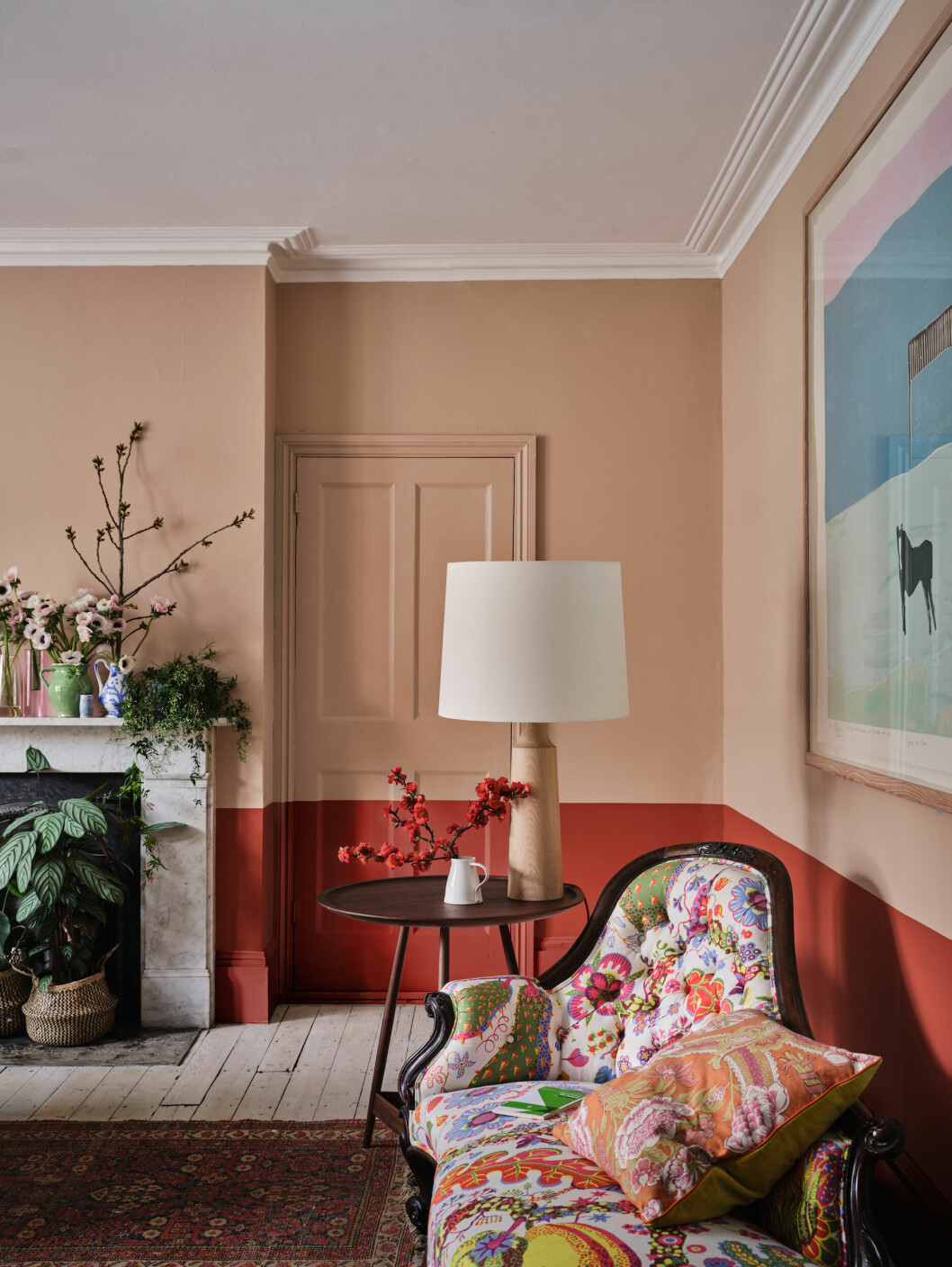 Modern colour blocking tillsammans med mönstrade textilier hos Farrow & Ball. Colour blocking på väggar och mönstrade textilier