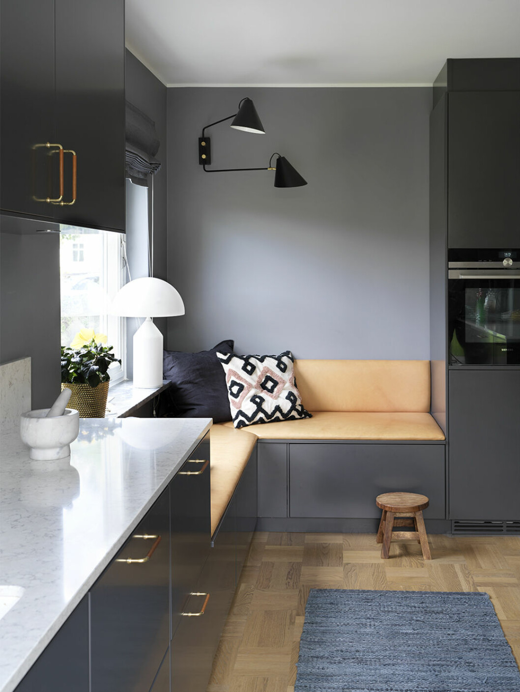 Sluten förvaring bidrar till ett stilrent intryck i hemmets alla rum. Syns i: <a href="https://www.elle.se/decoration/lyxskandinaviskt-och-stilrent-hemma-hos-frida-fahrman/" target="_blank" rel="noopener">Lyxskandinaviskt och stilrent hemma hos Frida Fahrman</a> Foto: Stellan Herner, stylist: Tina Hellberg.
