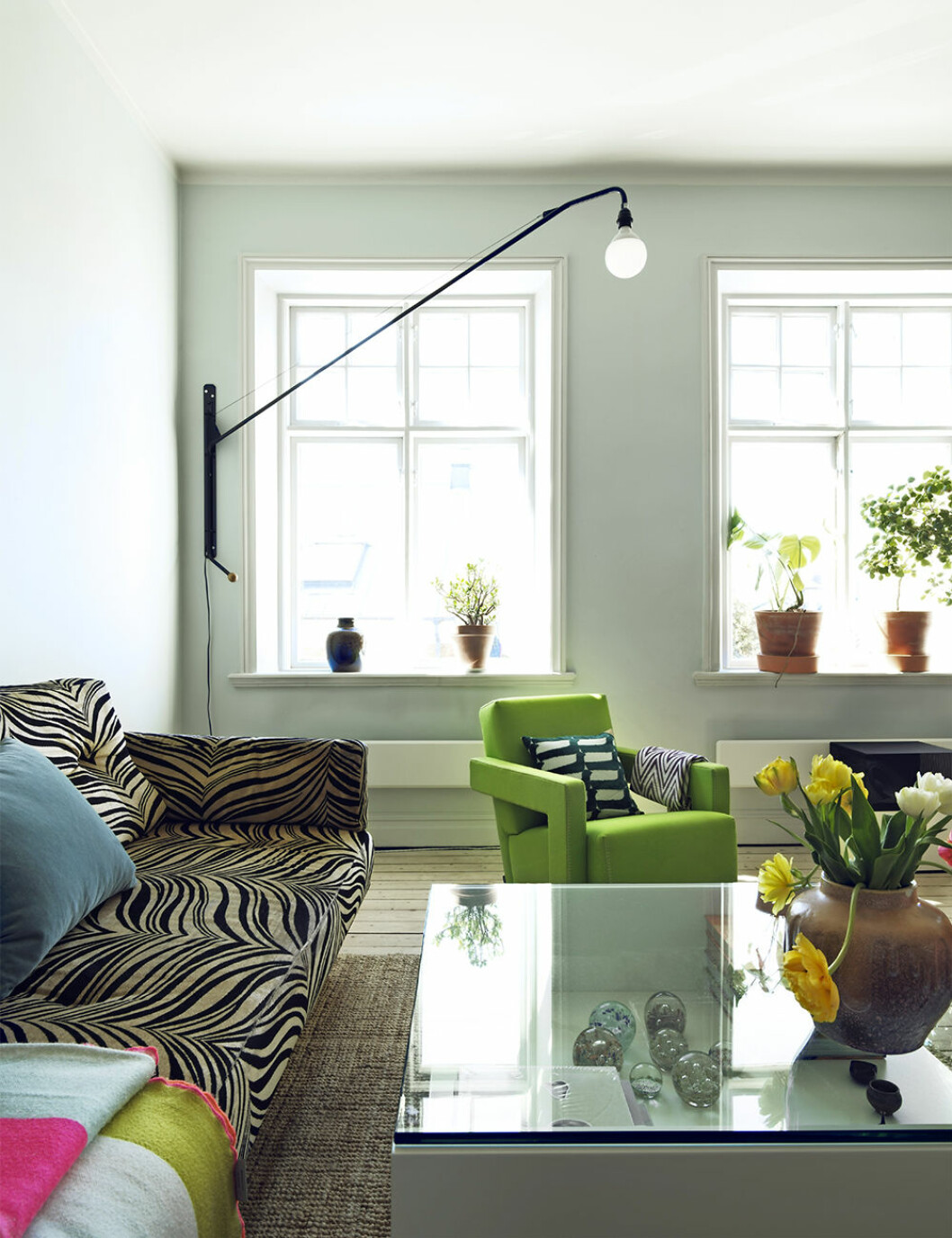 Tips! Komplettera compact living-lösningarna med färre och väl valda detaljer för att låta varje sak i hemmet komma till sin rätt. Syns i: <a href="https://www.elle.se/decoration/rofylld-och-hemtrevlig-oas-i-skane/" target="_blank" rel="noopener">Rofylld och hemtrevlig oas i Skåne.</a> Foto: Jonas Ingerstedt. Vägghängd belysning är en smart compact living-lösning
