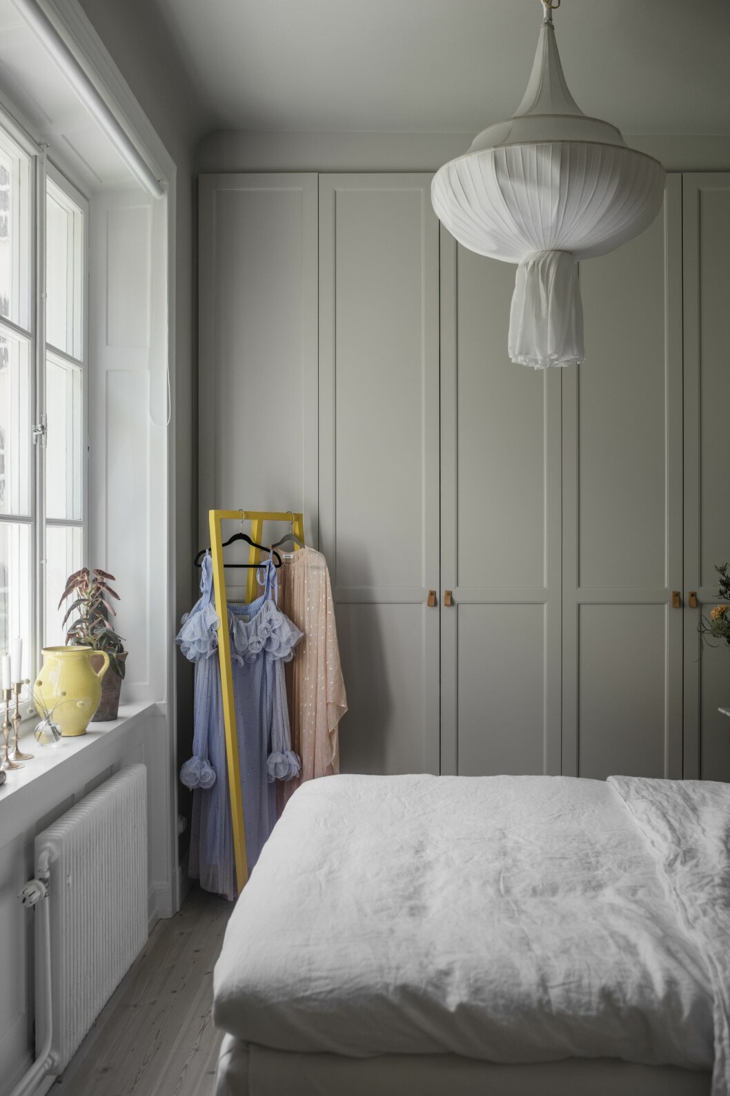 Gult, festligt och personligt hos Helena Sand! Fotograf: Lina Östling Stylist: Mari Strenghielm | Syns i: <a href="/decoration/fargstarkt-och-ombonat-hemma-hos-helena-sand/5370277">Färgstarkt och ombonat i gårdshuset på Östermalm</a> kombinera sluten och öppen förvaring för en stilfull helhet