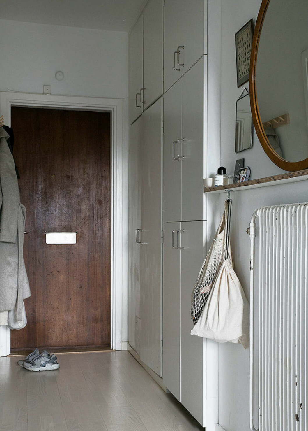 Med förvaring från golv till tak slipper du torka damma ovanför skåpet. | Foto: Ulrika Nihlén Styling: Ida Lauga för <a href="https://www.instagram.com/fantasticfrank/?hl=sv" target="_blank" rel="noopener">Fantastic Frank</a> Förvaring från golv till tak underlättar städningen i hemmet