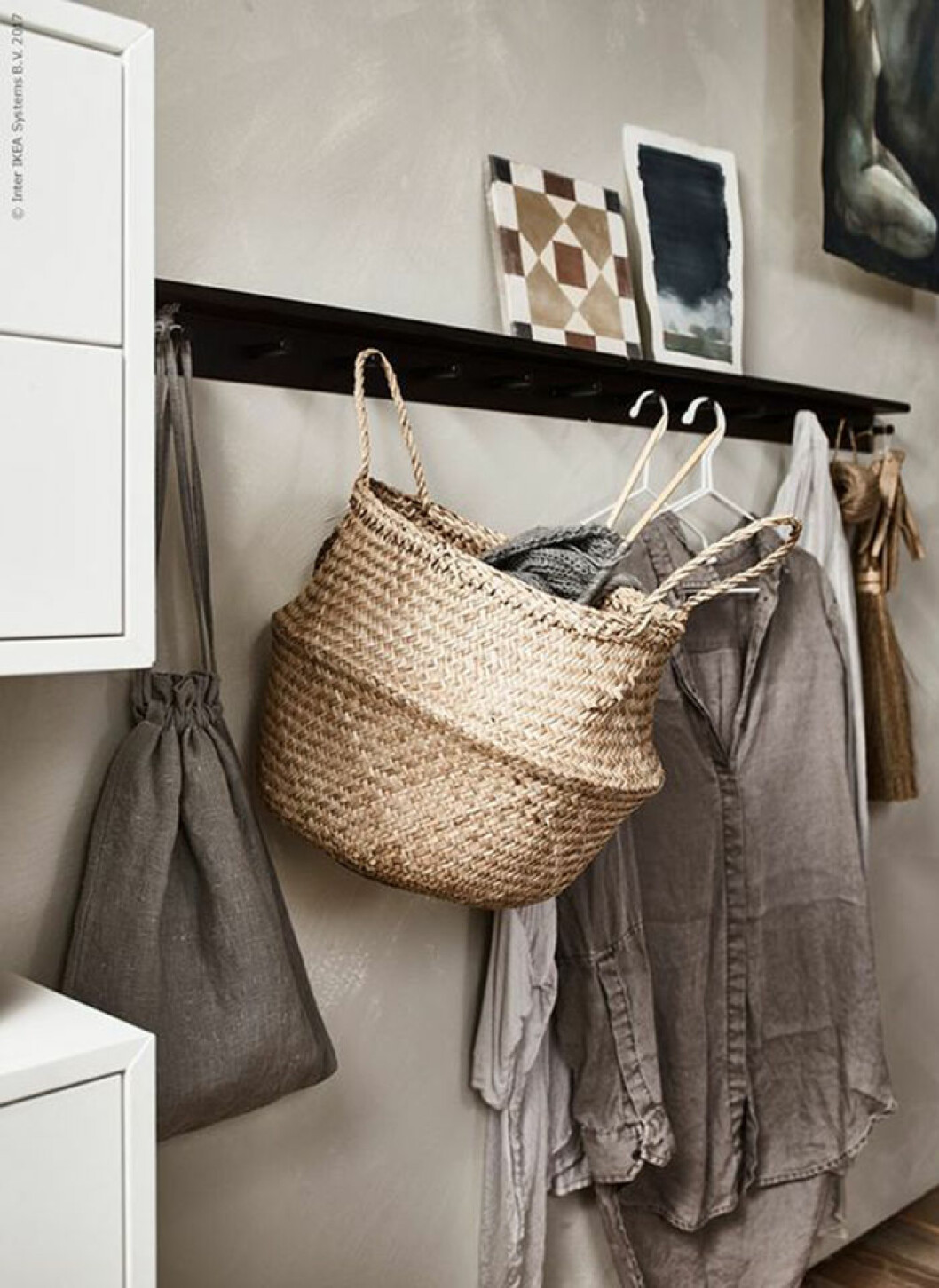 Foto: Andrea Papini för Ikea Livet Hemma Styling: Anna Cardell Vägghängd förvaring i hallen