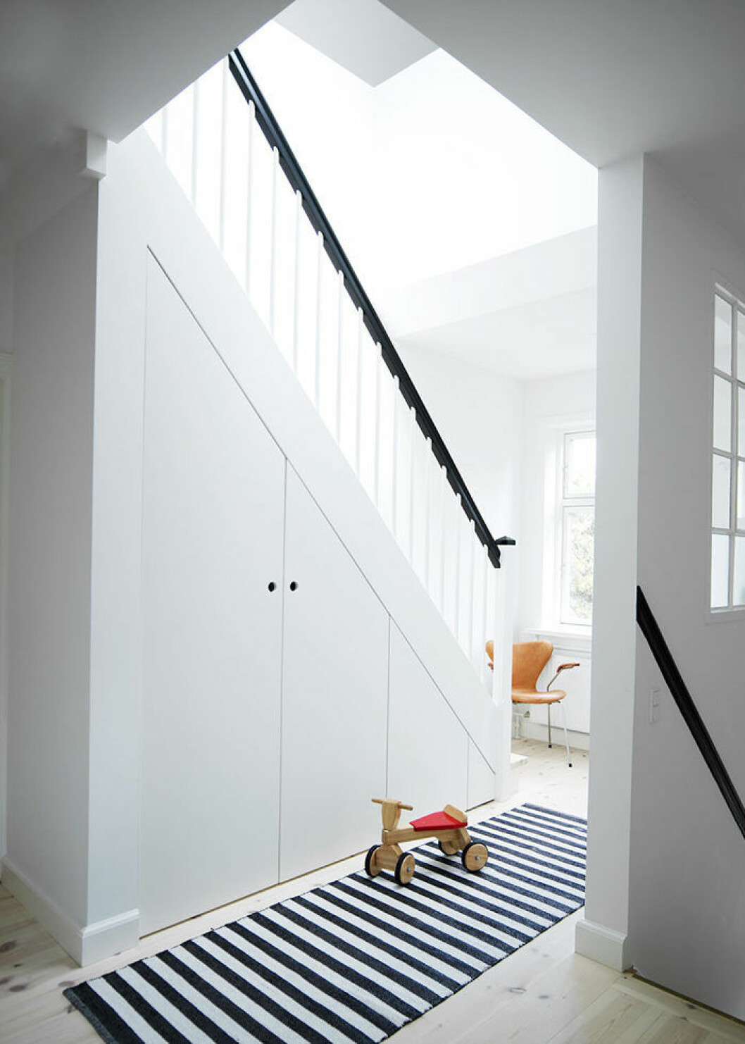 Foto: Koekkenskaberne.dk Platsbyggd förvaring under trappen