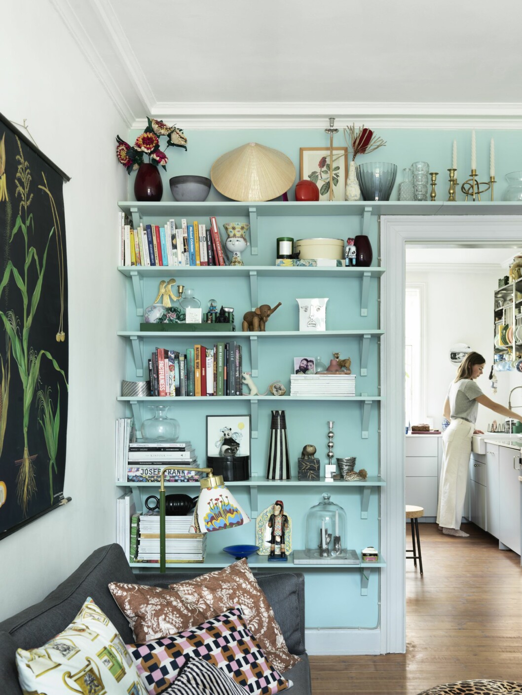Vackert i turkost hos Vicky Nordh i Köpenhamn. Fotograf: Petra Bindel Stylist: Emma Persson Lagerberg | Syns i: <a href="/hemma-hos/fargstarkt-och-monstrat-hos-vicky-i-kopenhamn/4889129">Färgstarkt och magiskt i 20-talshuset i Köpenhamn</a> inmålade hyllor på hela väggen och ovanför dörren