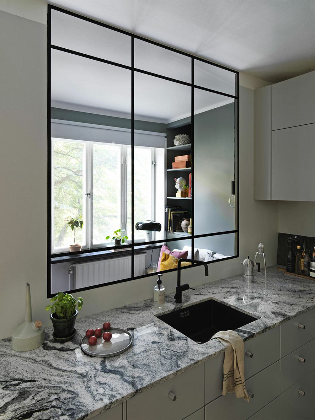 Tips! Glaspartier med svarta ramar ger en modern, industriell look. Syns i: <a href="https://www.elle.se/decoration/stilfull-elegans-pa-40-kvadratmeter-i-stockholm/" target="_blank" rel="noopener">Stilfull elegans och en harmonisk färgskala – på 40 kvadratmeter</a> Foto: Jonas Ingerstedt, stylist: Josefin Andersson.