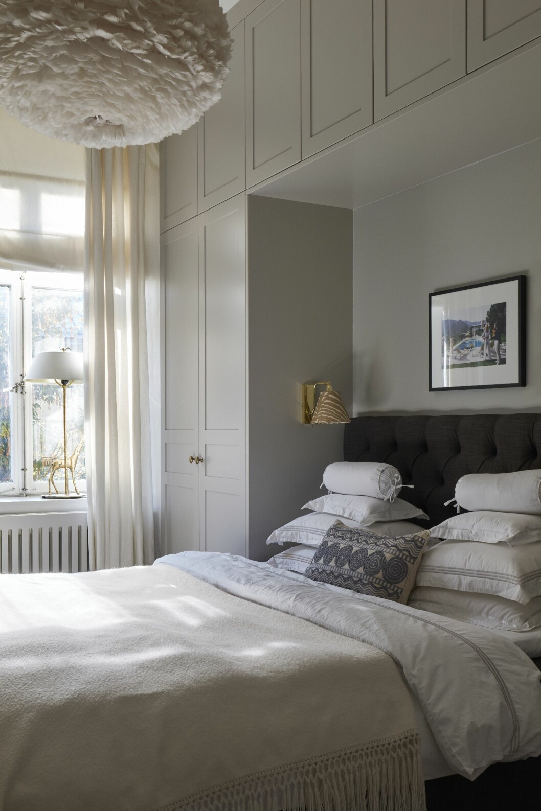 Platsbyggd och måttanpassad garderob från New Day Interior. Foto: New Day Interior platsbyggd compact living-garderob runt sängen i sovrummet