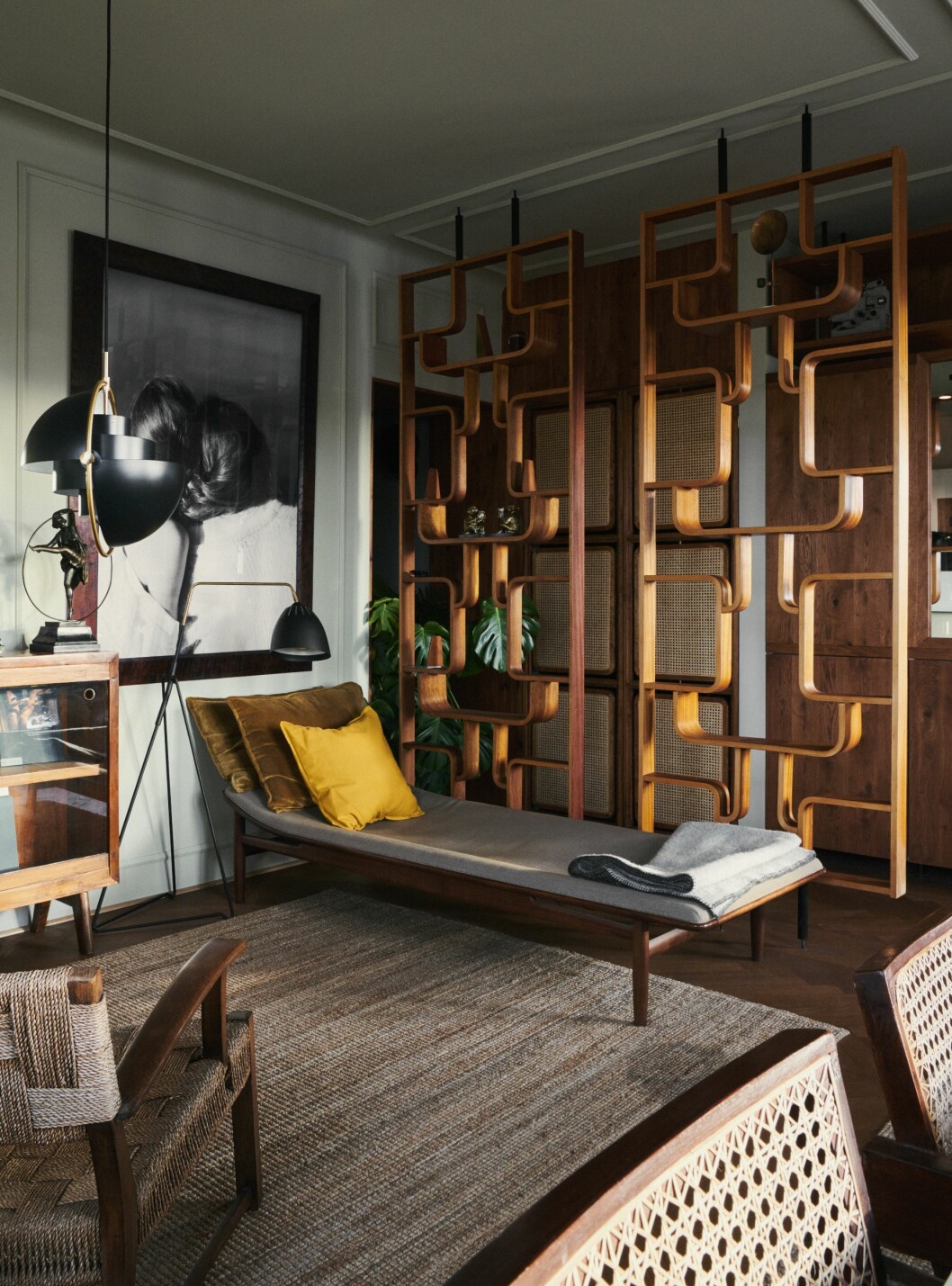 Hyllorna av Ludvik Volak blir rumsavdelare hos Kalle Gustafsson. Fotograf: Jonas Ingerstedt Stylist: Sofia Linfeldt | Syns i: <a href="/decoration/designklassiker-och-spannande-losningar-hemma-hos-fotografen-kalle-gustafsson/7150361">Designklassiker och spännande lösningar hemma hos fotografen Kalle Gustafsson</a> rumsavdelare som skapar rum i rummet
