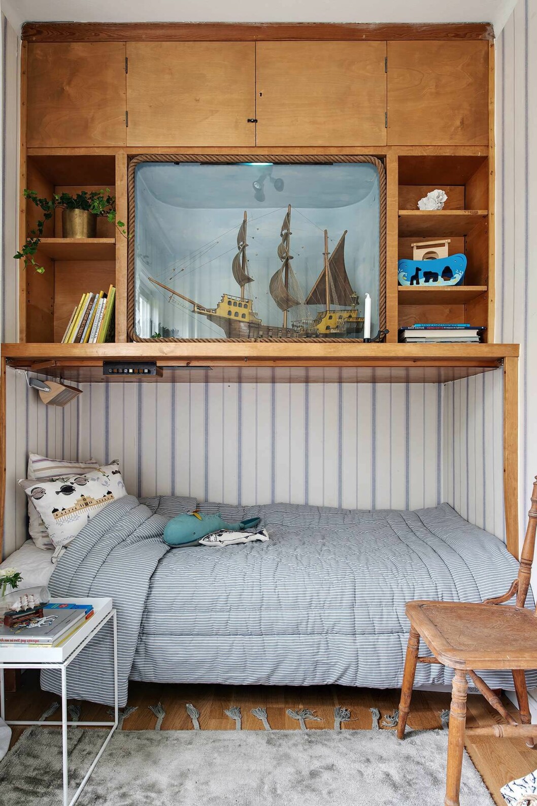 Styling: Hannah Heyman. Foto: Fredrik J Karlsson för<a href="https://www.alvhem.com/" target="_blank" rel="noopener"> Alvhem</a> En sovplats med förvaring ovanför är både smart och mysig