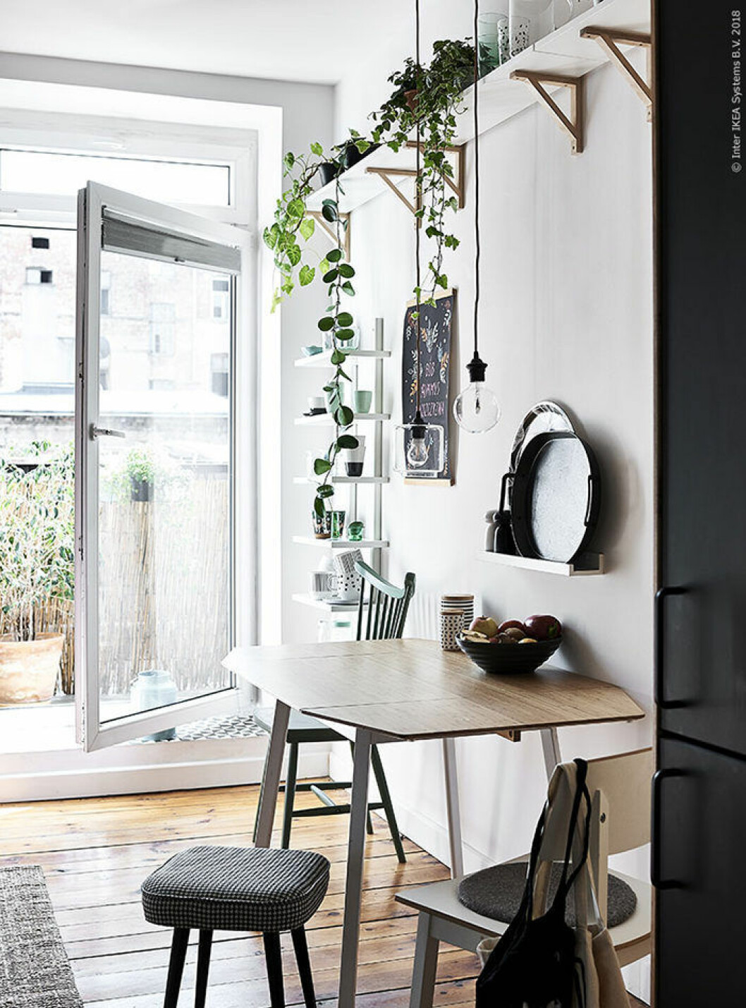 Foto: <a href="http://livethemma.ikea.se/hemma-hos-dagmaras-harmoniska-gronska/" target="_blank" rel="noopener">Ikea Livet Hemma</a> Fällbord är praktiskt och kan skapa flexibla ytor