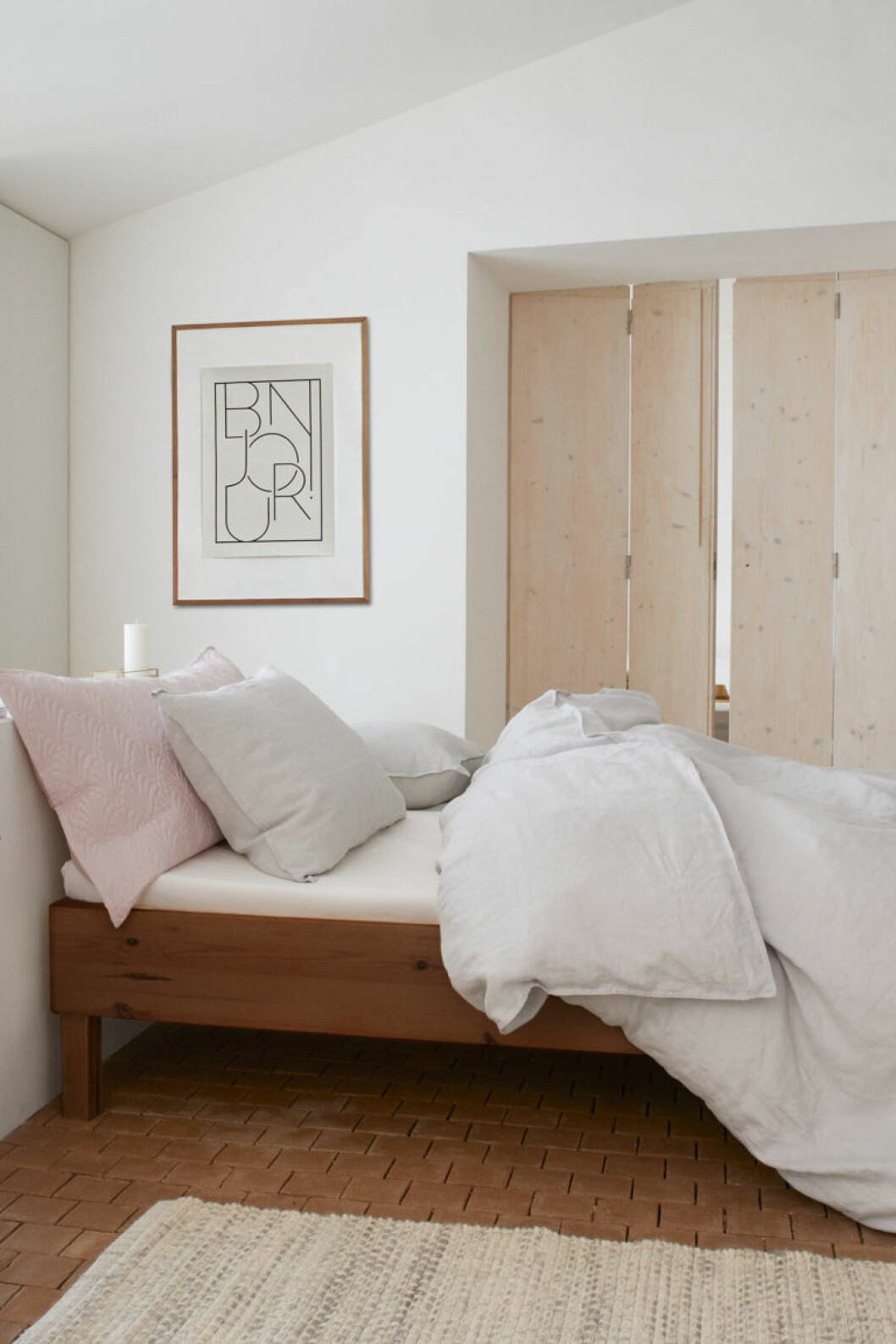 Foto: H&M home Skapa rum i rummet i sommarstugan med en skärmvägg eller vikbar dörr