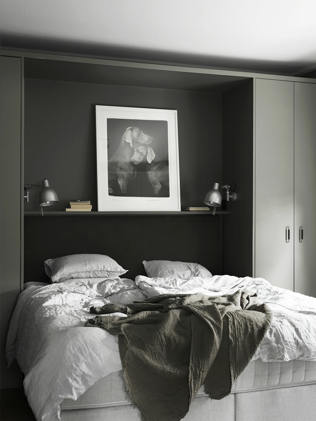 Måla förvaringen ton i ton för ett monokromt och harmoniskt intryck i sovrummet. Syns i: <a href="https://www.elle.se/decoration/trendsaker-villa-pa-lidingo-full-av-magisk-belysning/" target="_blank" rel="noopener">Kika in i inredningsfotografens trendsäkra villa</a> Foto: Ragnar Ómarsson, stylist: Pella Hedeby. Sovrum med inmålad compact living-förvaring