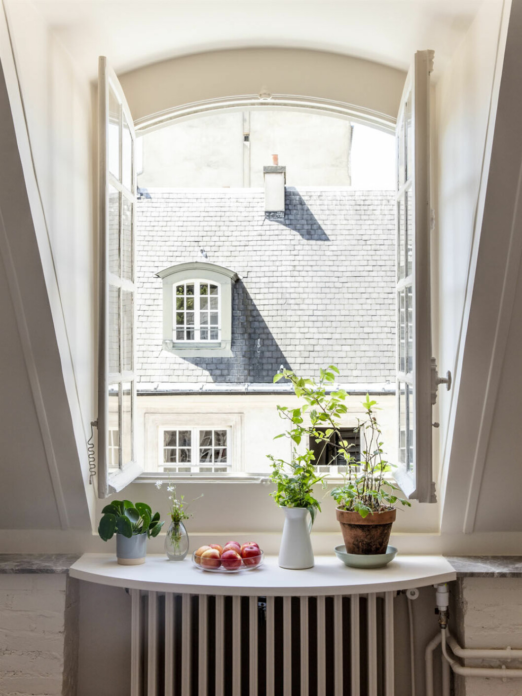 Bredda fönsterbrädan för att skapa ett smart frukostbord