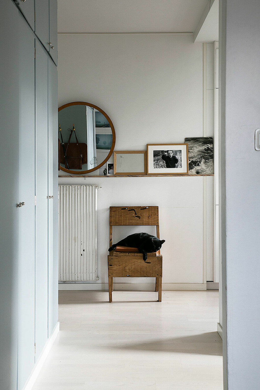 Hall med tavellist och stor spegel