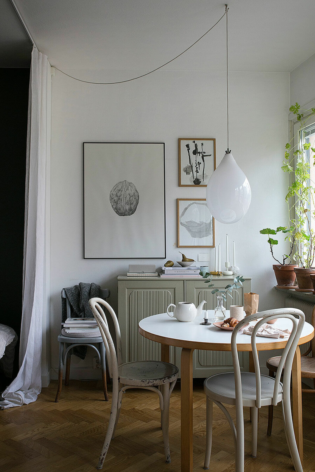 Compact living matplats med litet runt bord och två stolar