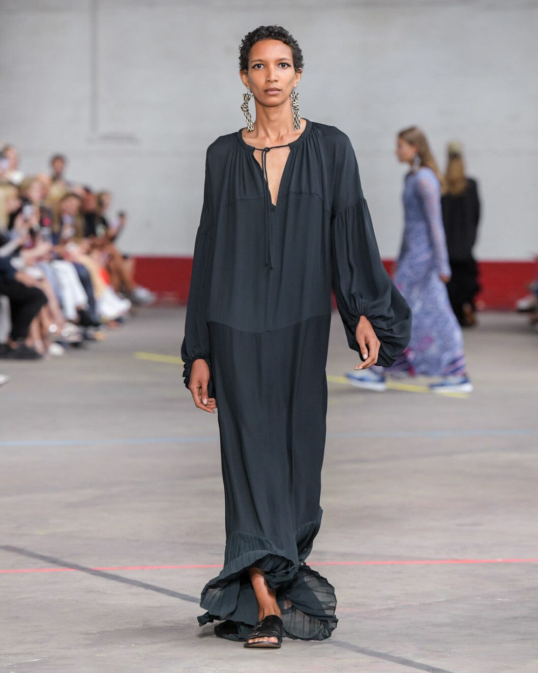 y Malene Birger ss-20 kollektion svart långklänning