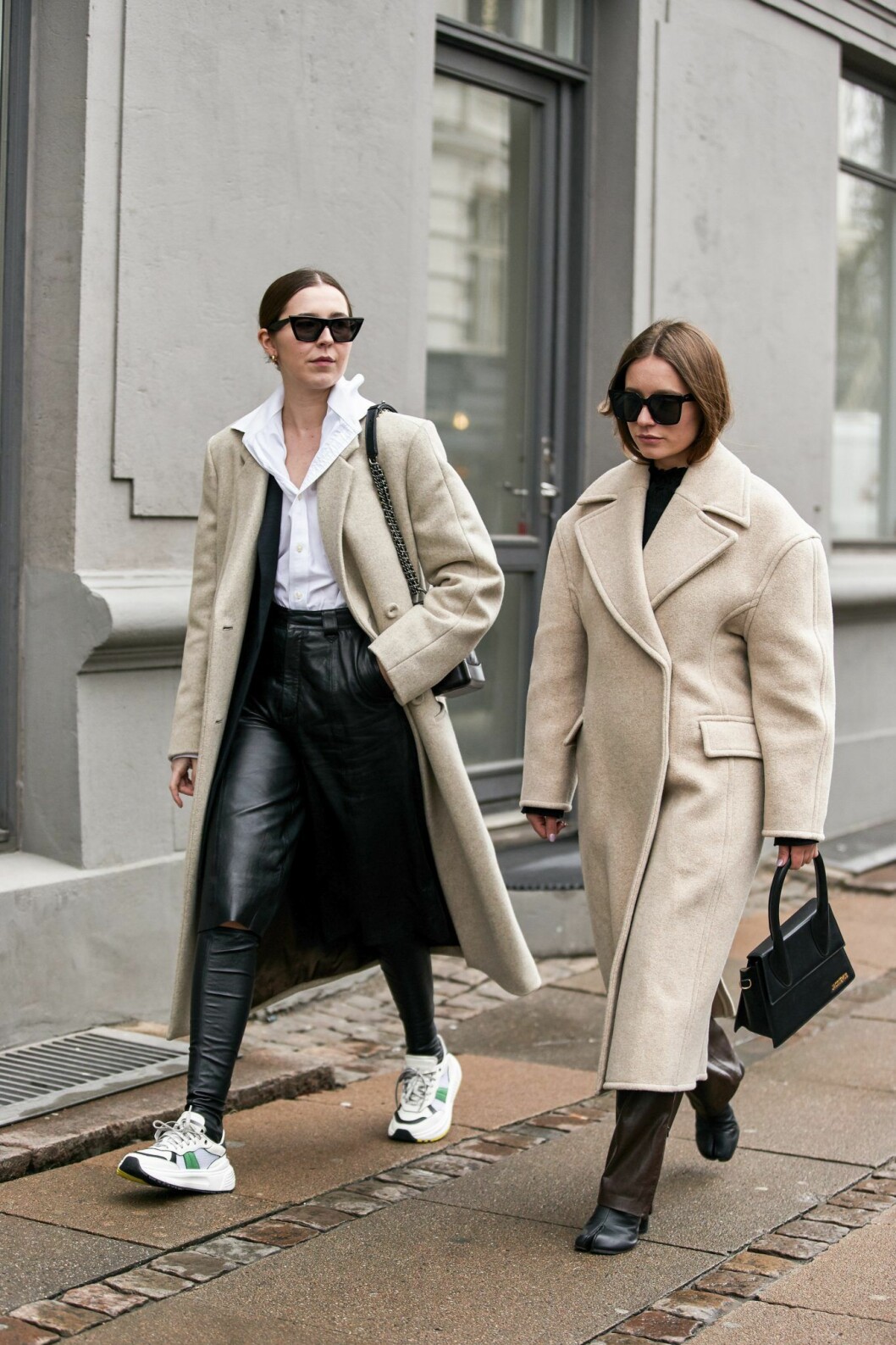 Skinnbyxan, sneakers, skjortan och den långa kappan – check! Streetstyleinspriation från Köpenhamns modevecka 2020. Streetstyle Copenhagen Fashion Week.