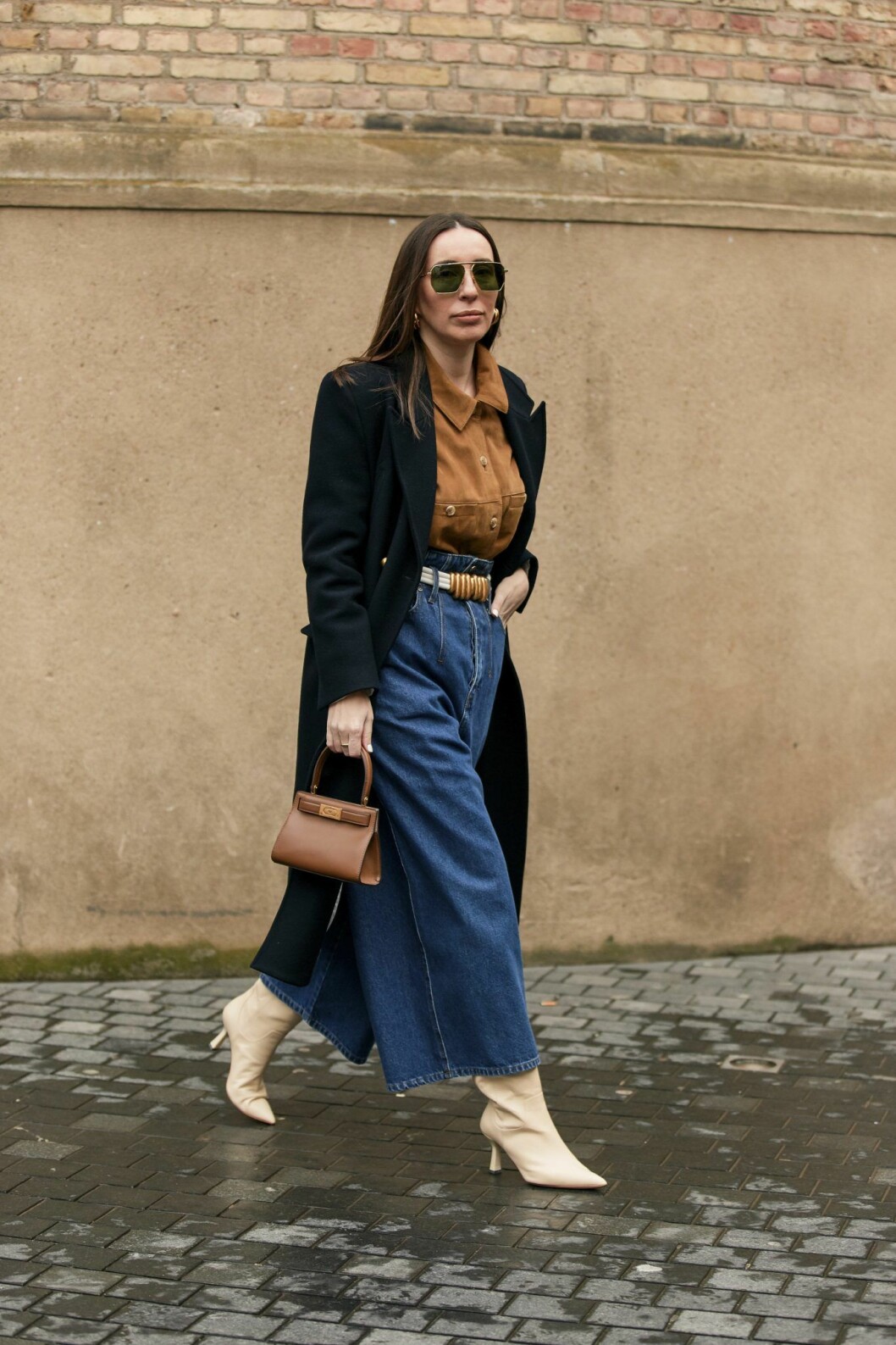 Styla de vida jeansen med en instoppad skjorta. Streetstyle från Milano Fashion Week. 