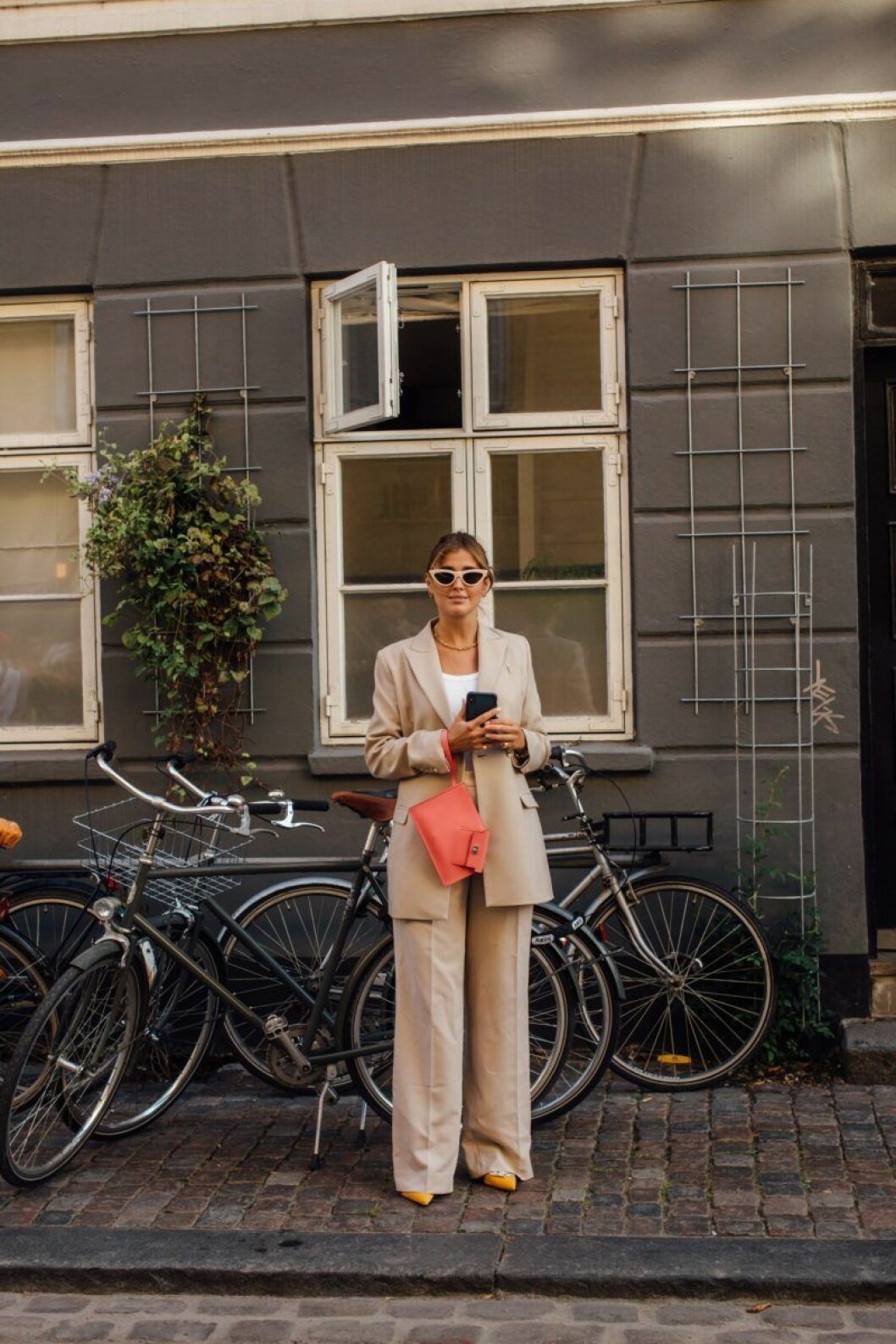 Kostymen gör det enkelt att bära ton-i-ton, addera accessoarer i liknande nyans för en komplett look.