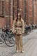 Beige look med bältad mija Copenhagen Fashion Week steetstyle.