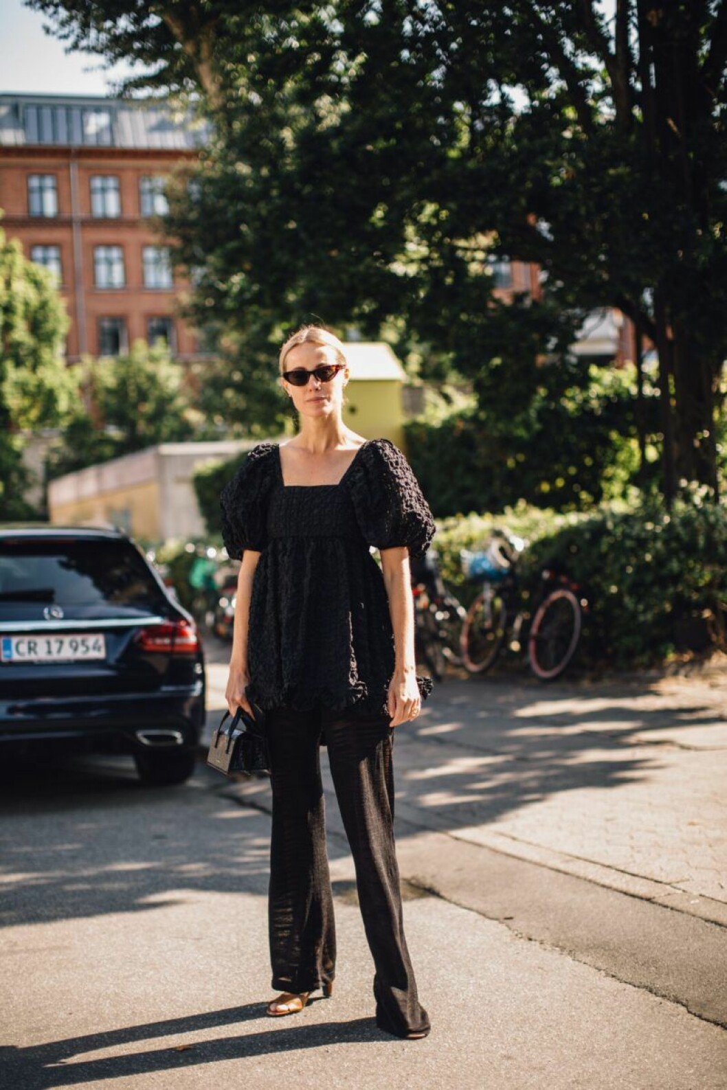 svart puffblus.