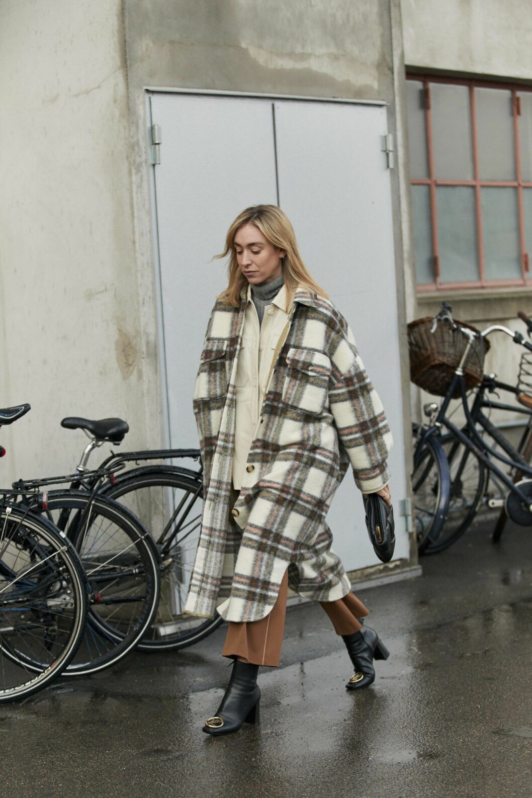 Streetstyleinspiration från modeveckan i Köpenhamn 2020. Skjortjackor till hösten 2020.