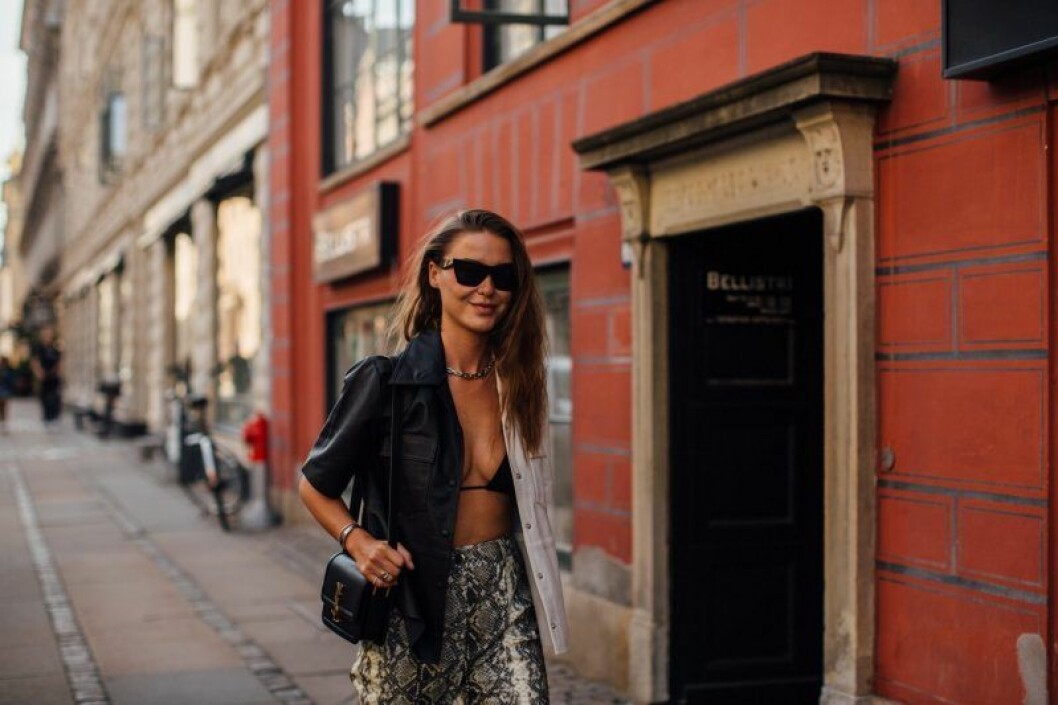 Sophia Roe bär läderplagg med en twist.