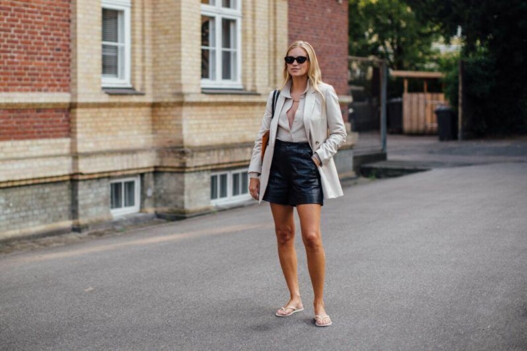 Välj flip flops i valfri färg men extra snyggt blir det, som här, när liknande nyans plockas upp på fler ställen i din outfit.