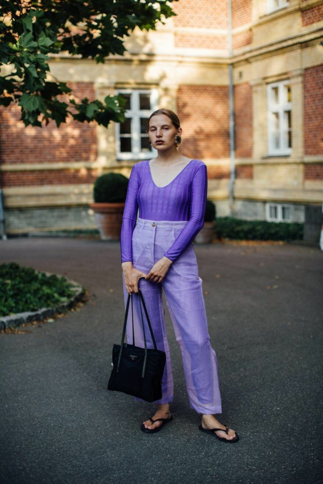 Liva upp med färgstarka plagg och håll accessoarerna neutrala, svarta flipflop