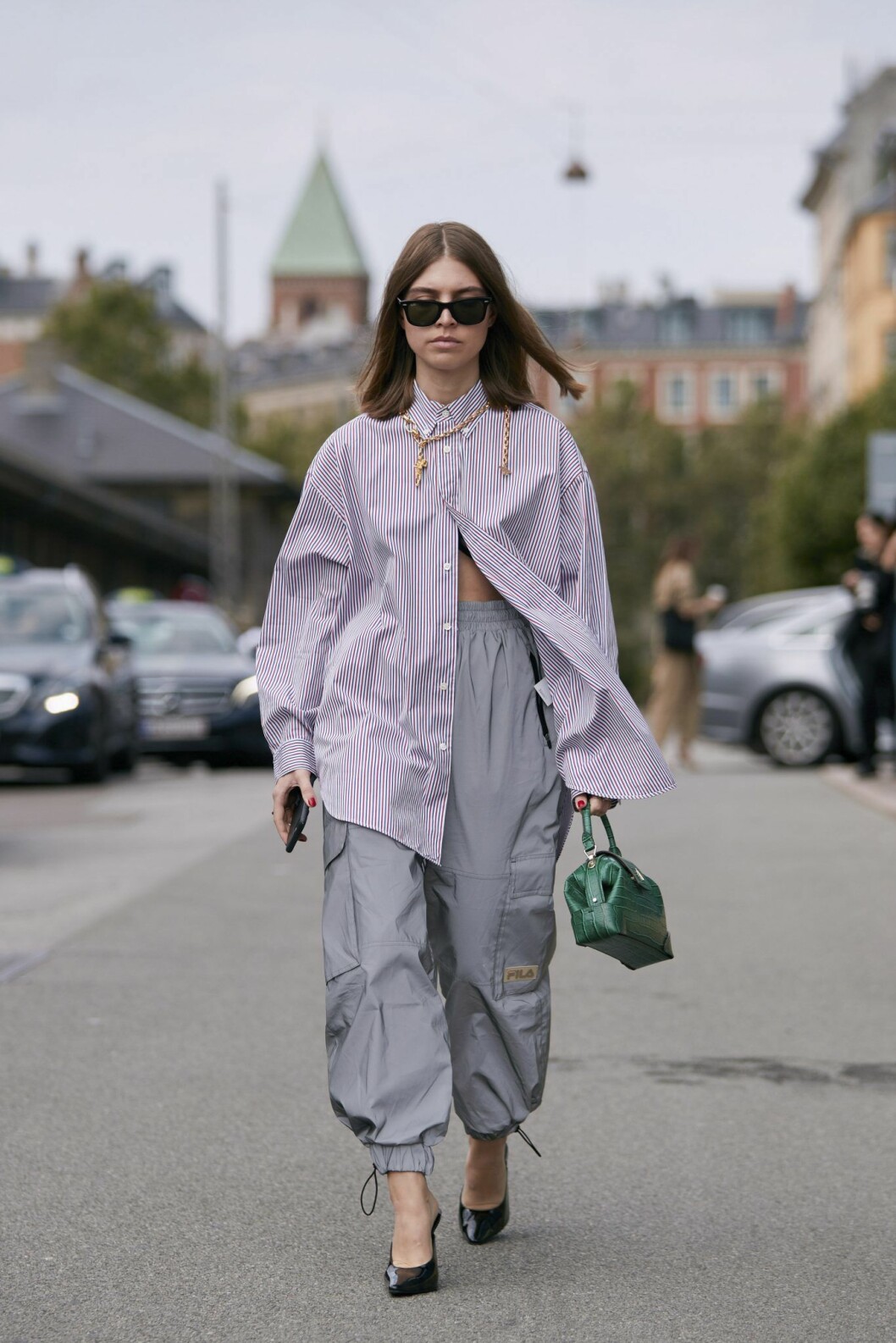 Den randiga skjortan med både tjocka och smala ränder slår aldrig fel. Streetstyleinspiration från modeveckan i Köpenhamn. Den randiga skjortan med både tjocka och smala ränder slår aldrig fel!