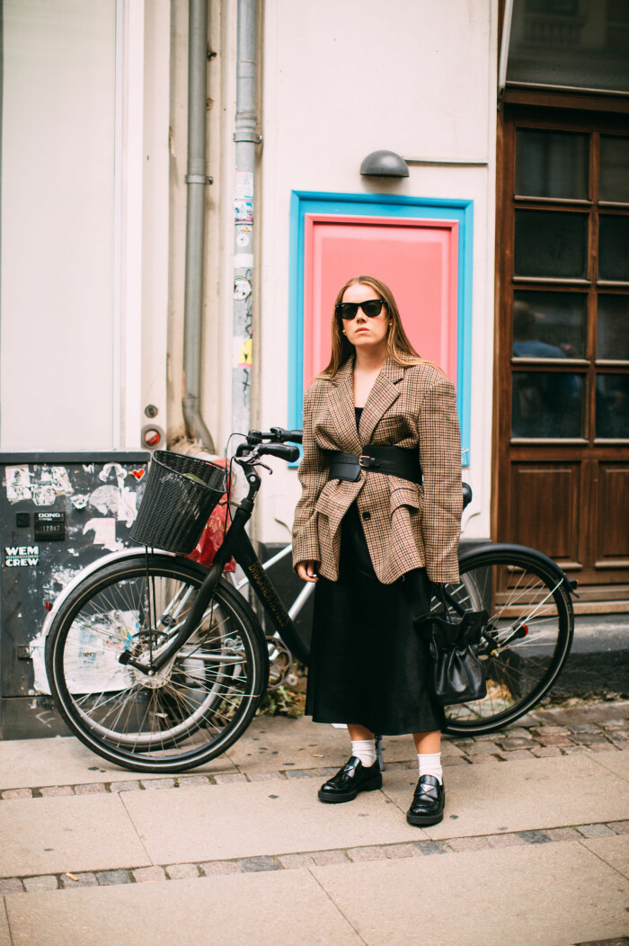 Stylisten <a target="_blank" href="https://www.instagram.com/johannaankelhed/?hl=en">Johanna Ankelhed</a> inspirerar till att bära midikjolen med skräddade drag och stilsäkra detaljer. Stylisten Johanna Ankelhed inspirerar till att bära midikjolen med skräddade drag och stilsäkra detaljer.