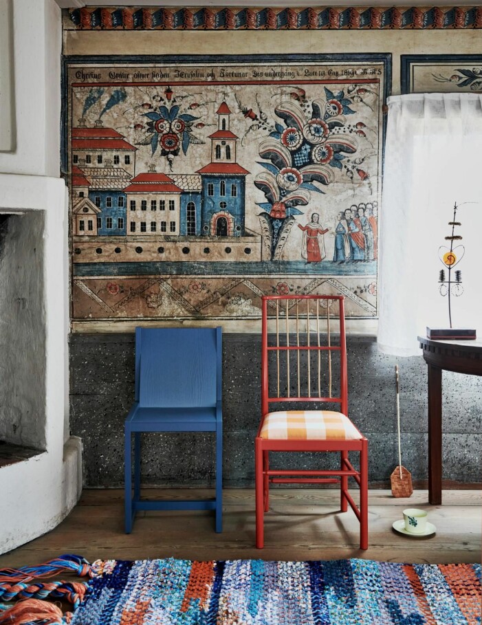 Blåa stolen <span class=" italic" data-lab-italic_desktop="italic">Ono </span> i ask av Pierre Sindre, 5 275 kr, Källemo. Röd stol Nr 2025 av Josef Frank, 7 400 kr exklusive klädsel, Svenskt Tenn. Flugsmälla av björk, 459 kr, Skansenbutiken. Fat och skål av Kennet Williamsson 600 kr/st, Kaolin. Liten midsommarstång på bordet av Lillevi Hultman, 1 495 kr, Svensk Hemslöjd. Trasmatta av Gustaf Helsing, 6 500 kr, Something Something. Så inreder du med cottagecore, snygga tips