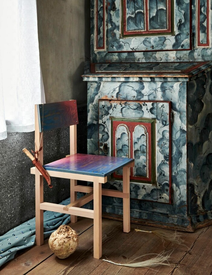 <span class=" italic" data-lab-italic_desktop="italic">Demountable chair</span> av Fredrik Paulsen, pris vid förfrågan. Kniv, 1 759 kr, Skansenbutiken. Ljusblått tyg med broderade blommor Antibes, 2 420 kr/m, Pierre Frey. Inred med cottagecore, möbler och konst